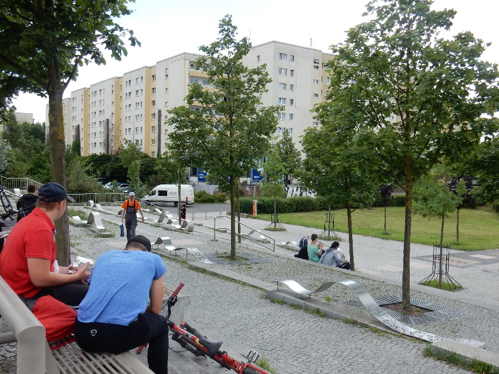 Putzaktion im RegineHildebrandtPark Boulevard Kastanienallee