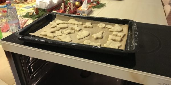 Die Kekse sind fertig, nun müssen sie noch verziert werden.